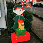 Boîte aux lettres de Père Noël est déjà devant l'école