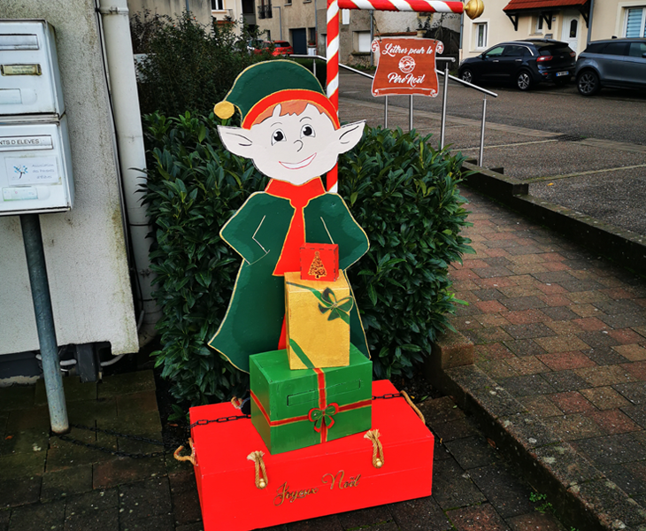 Boîte aux lettres de Père Noël est déjà devant l'école