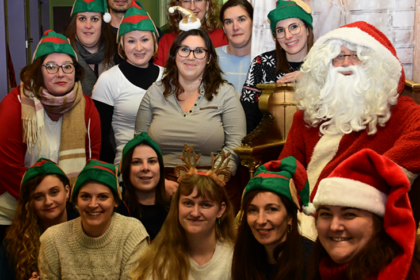 équipe de l'ape avec ses amies à la fête de Noël