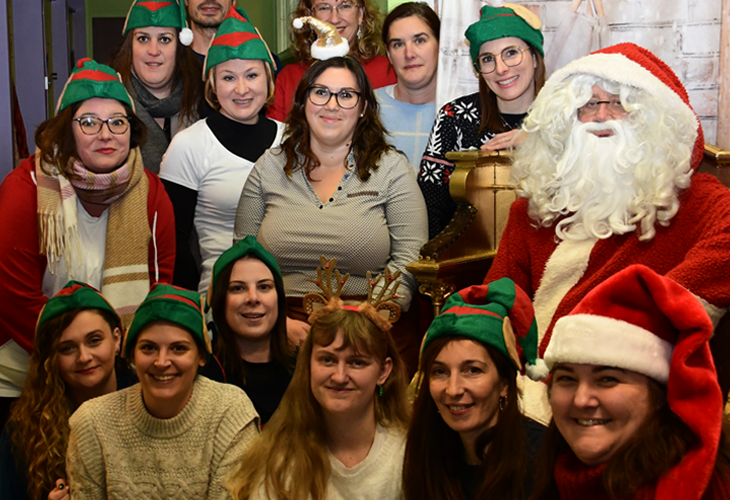 équipe de l'ape avec ses amies à la fête de Noël