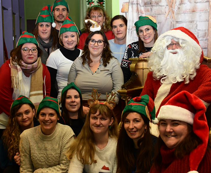 équipe de l'ape avec ses amies à la fête de Noël